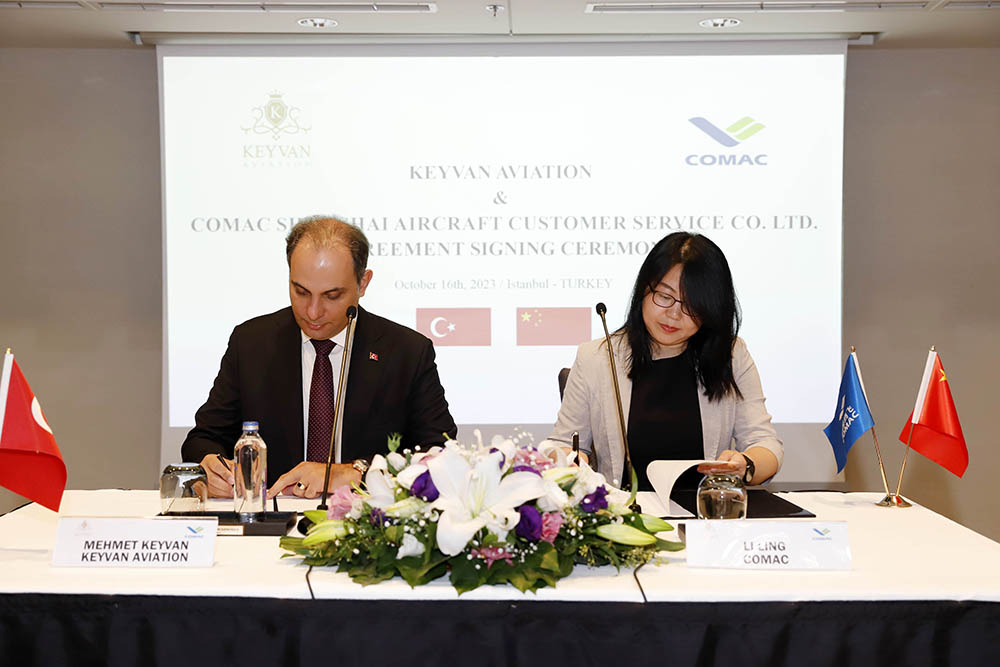 Soldan Keyvan Havac  l  k CEO su Mehmet Keyvan COMAC CEO   su Li Ling